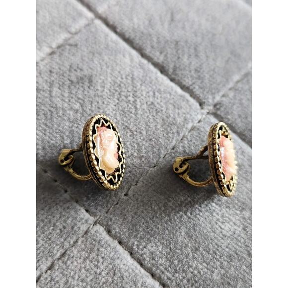 Vintage Mid-Century Yellow Gold Tone Cameo Clip On Earrings Euc - Picture 4 of 9
